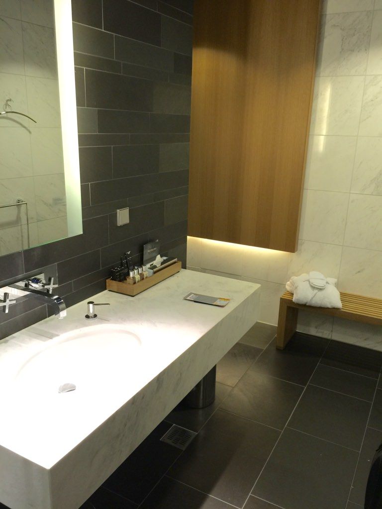 photo lh fc lounge bathroon1.